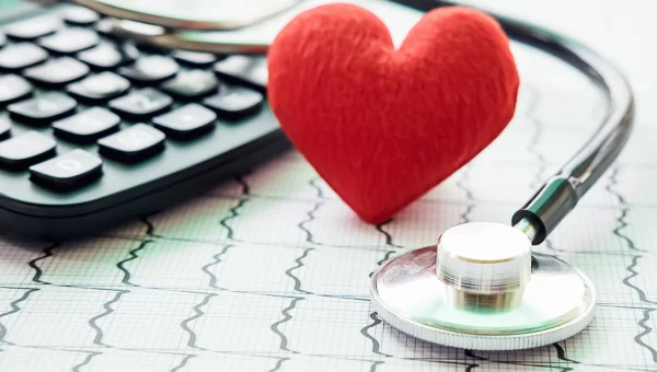 Icône illustrant un cœur et un stéthoscope représentant la protection financière offerte par l’assurance maladie grave.